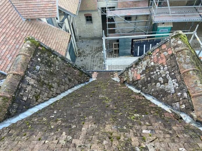 Toiture tuiles avant rénovation Beaumont-sur-Oise 95260