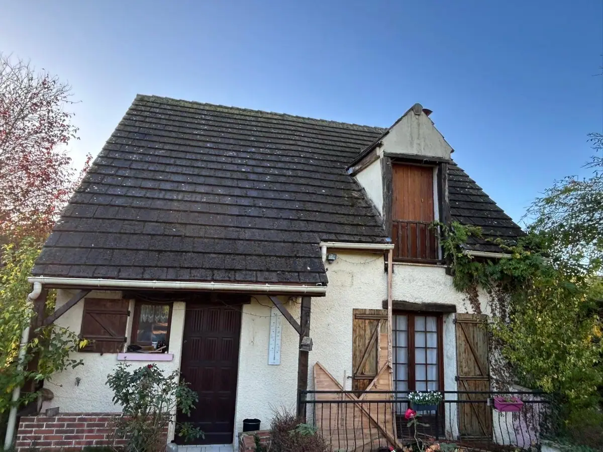 Maison à lucarne, toiture en tuiles assombrie par les mousses