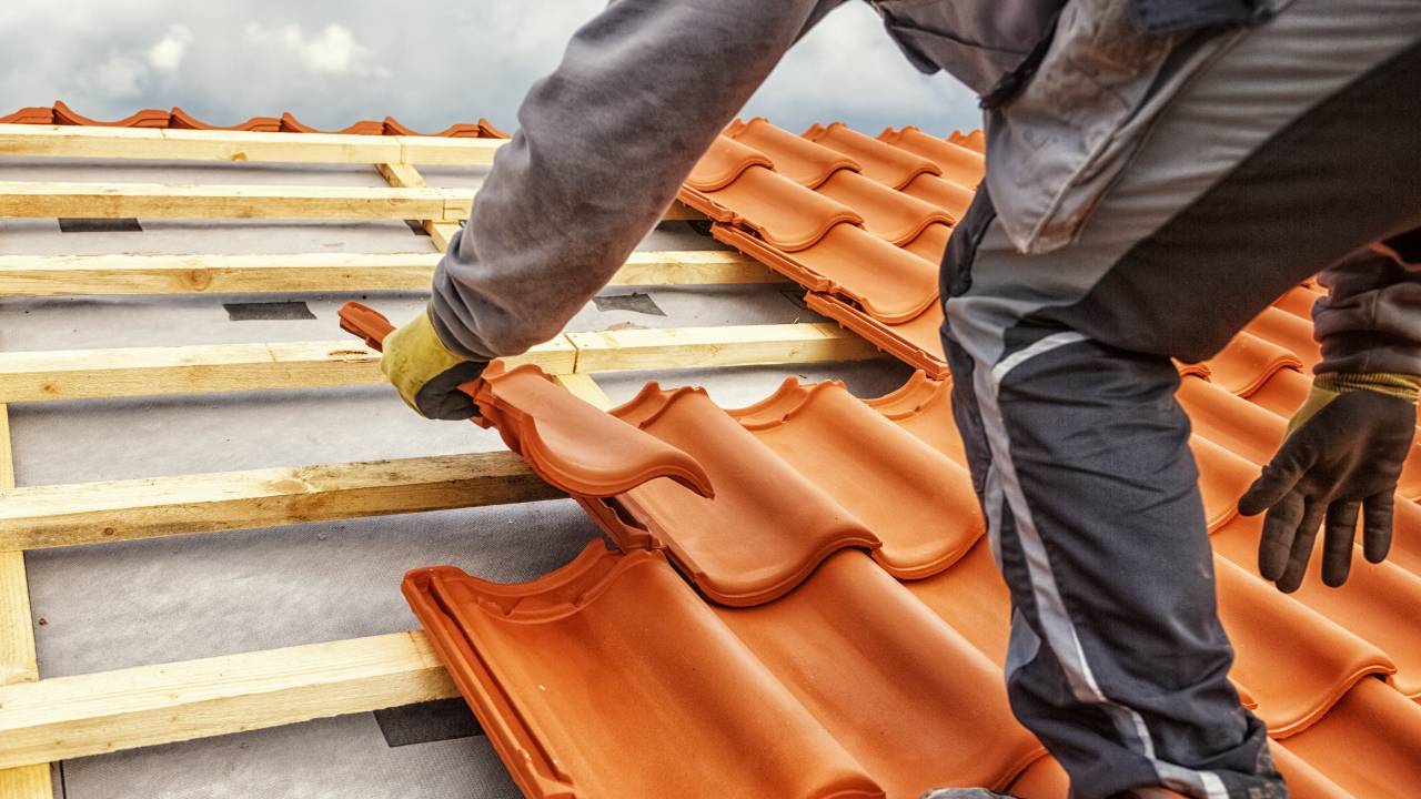 Couvreur travaillant sur une toiture